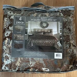 NWT Macy’s 4 Piece Queen Jacquard Comforter Set
